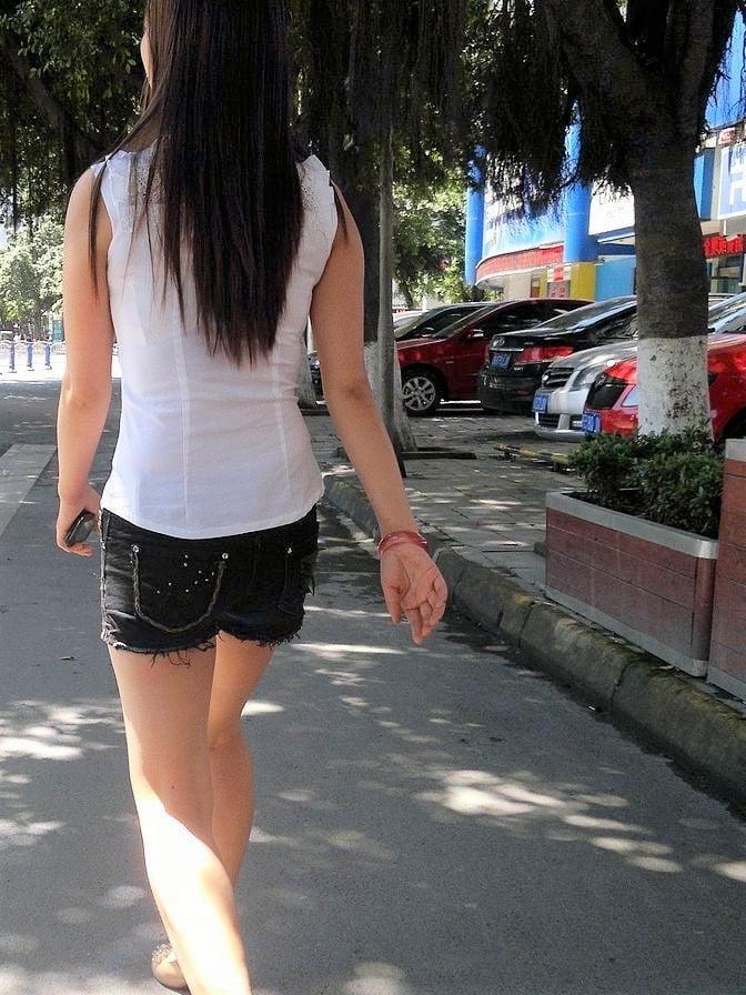 25P Voyeur: Chinese small bums in shorts...