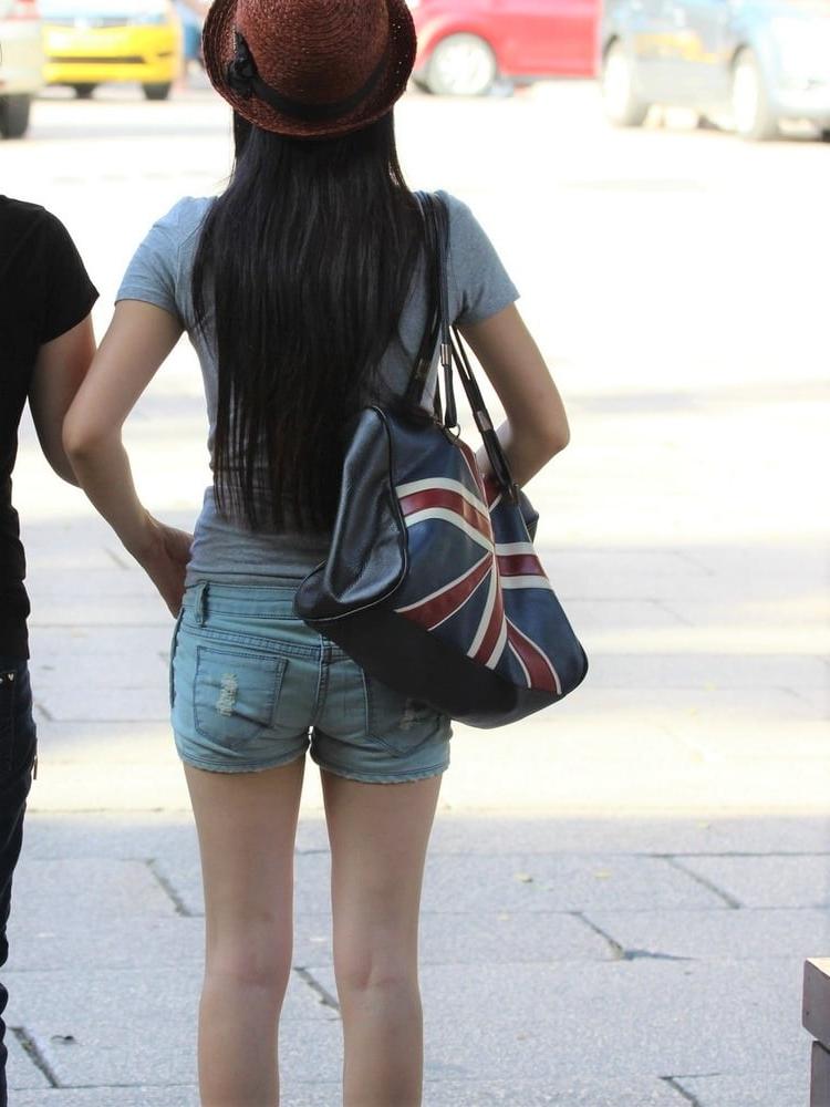 25P Voyeur: Chinese small bums in shorts...