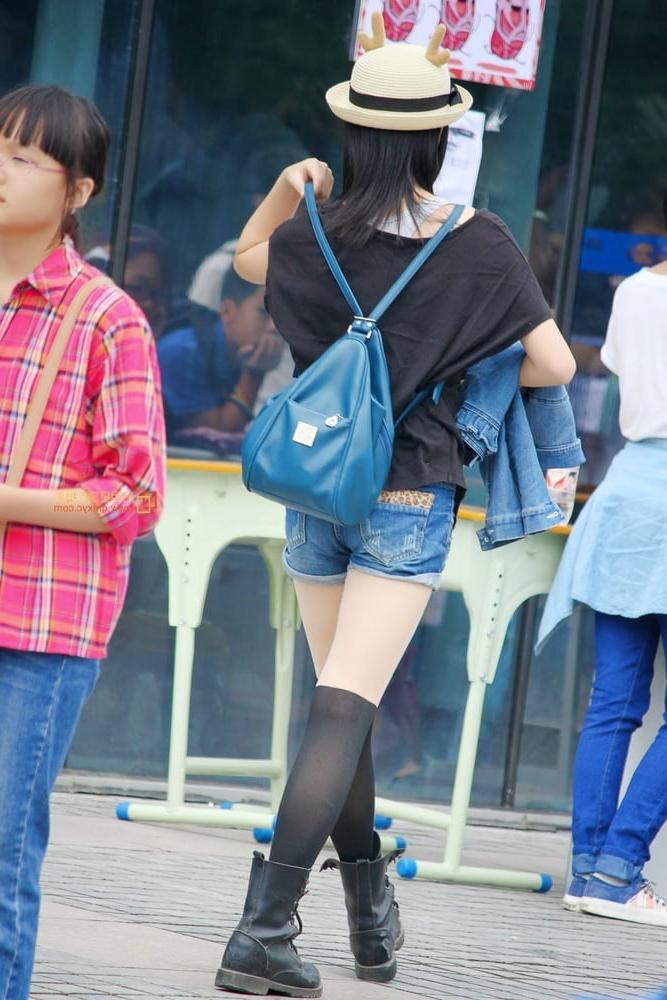 25P Voyeur: Chinese small bums in shorts...