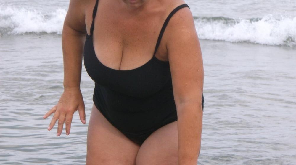 10P Big Tits Beach Wife