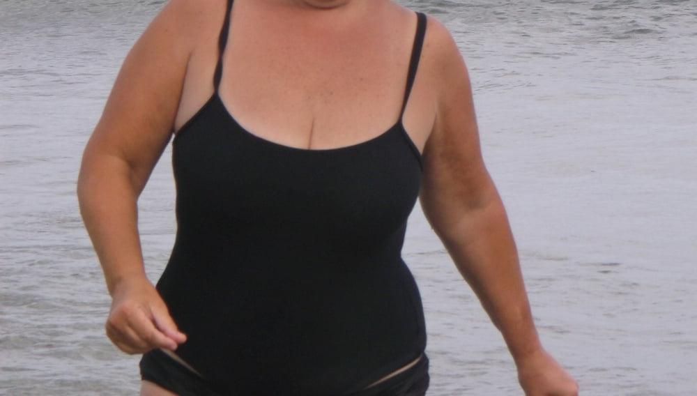 10P Big Tits Beach Wife