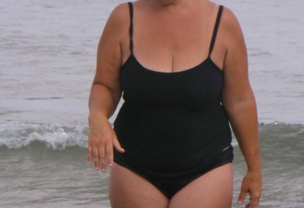 10P Big Tits Beach Wife