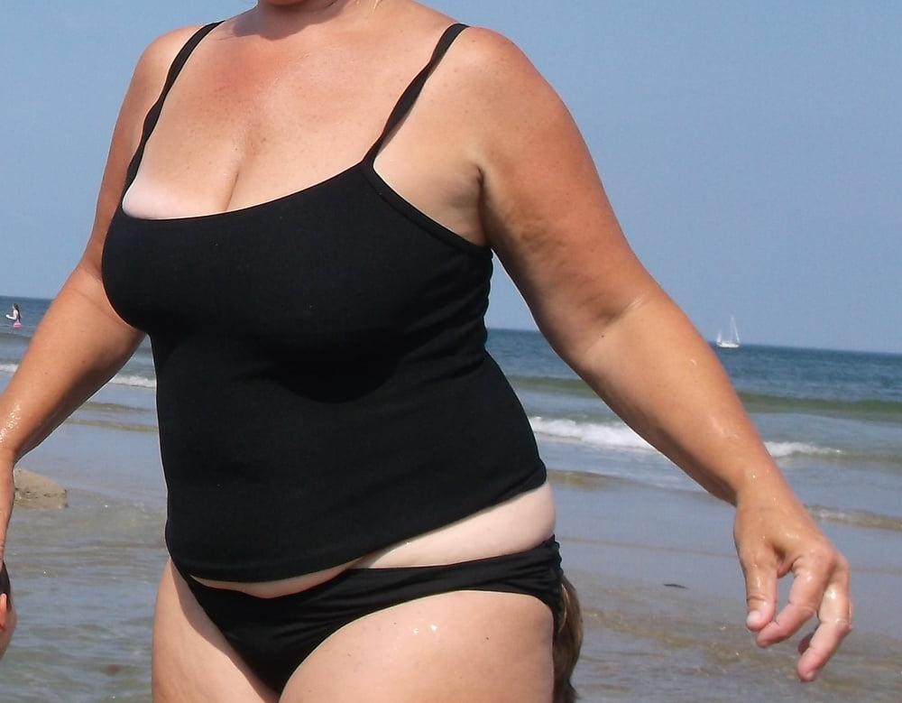 10P Big Tits Beach Wife