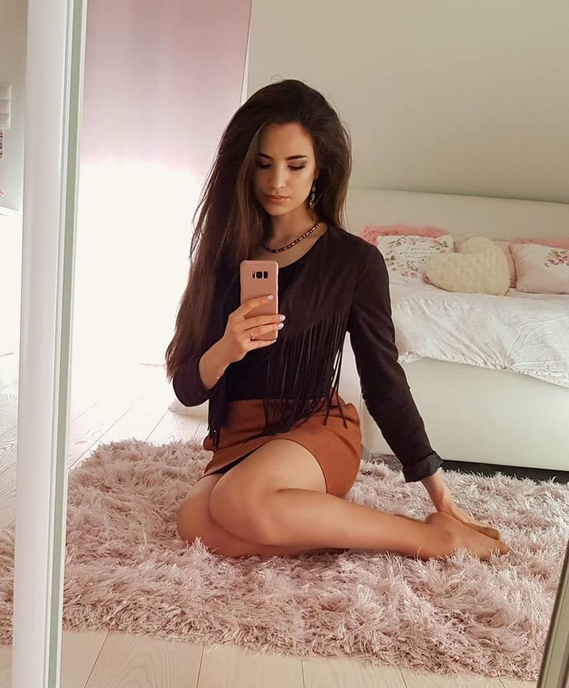 8P Beautiful Polish insta model (Long legs)