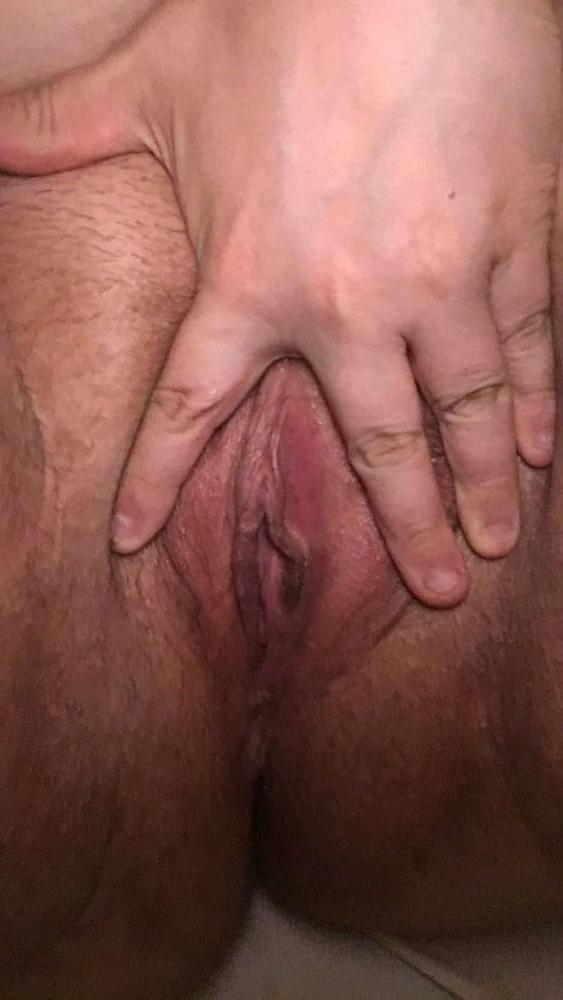 20P Spreading my fat pussy need a good fuck