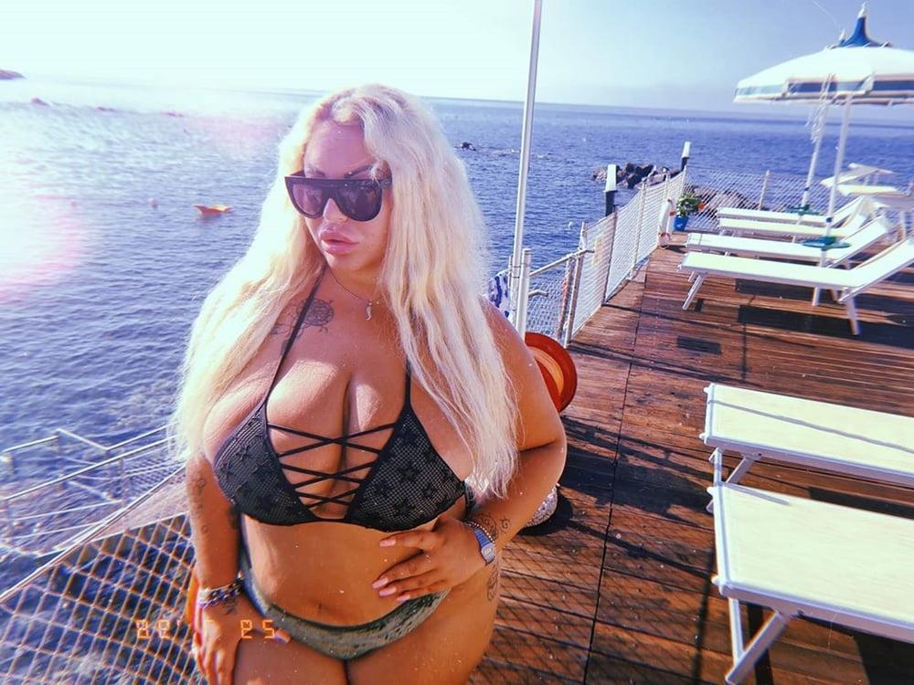 25P Kurvige Blondine