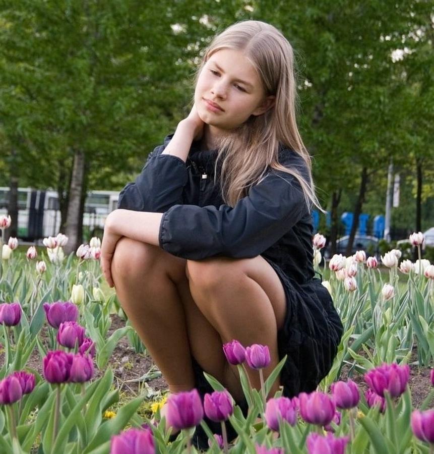 25P Wives Family &amp; GFs in Pantyhose - Outdoors