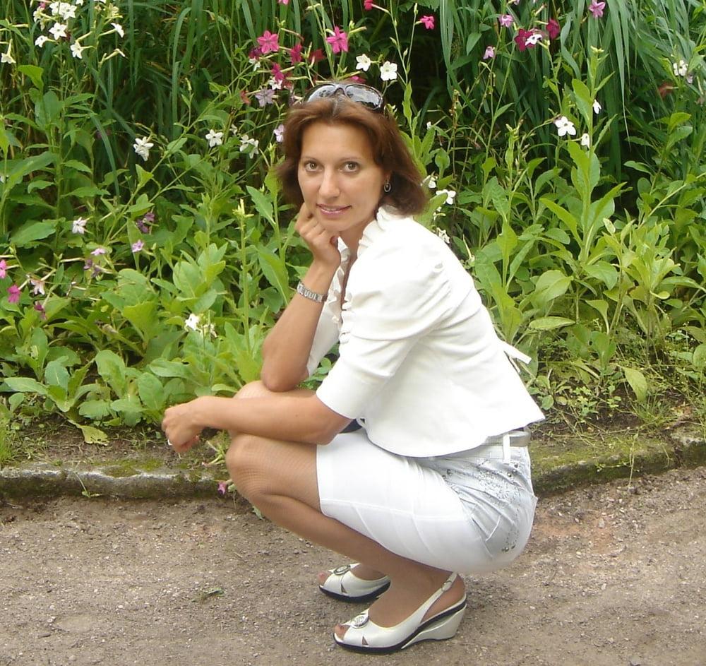 25P Wives Family &amp; GFs in Pantyhose - Outdoors