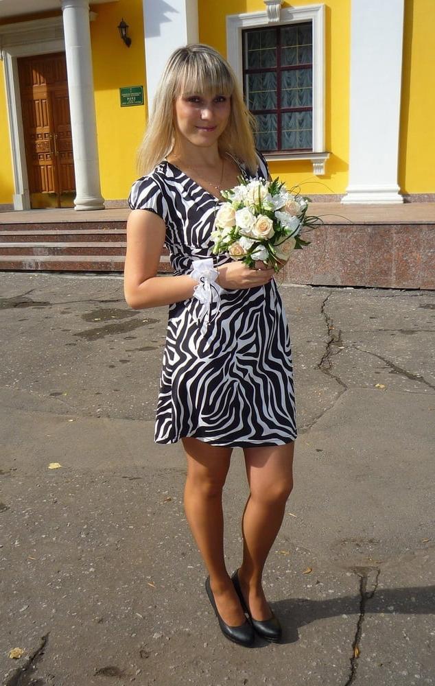 25P Wives Family &amp; GFs in Pantyhose - Outdoors