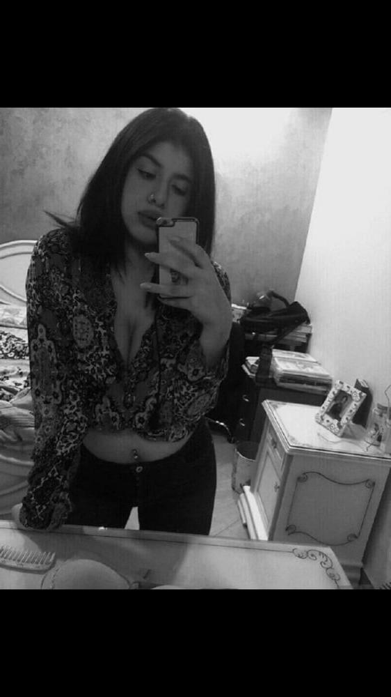 10P My sister is not here, I'll take a mirror selfies