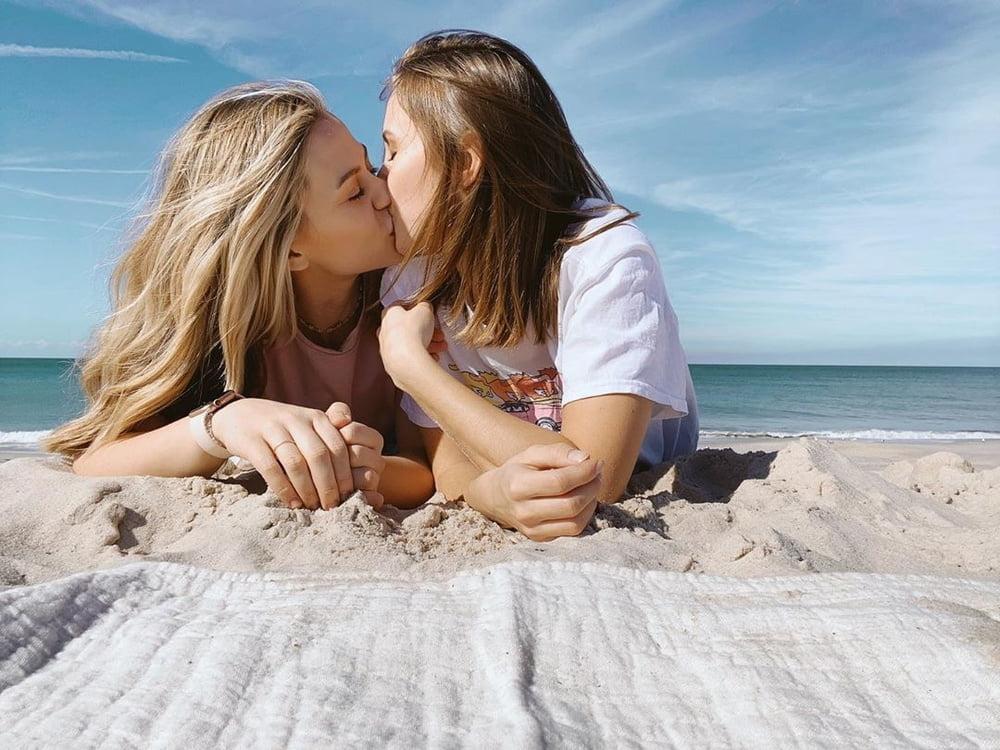 14P GIRL KISSES! 4