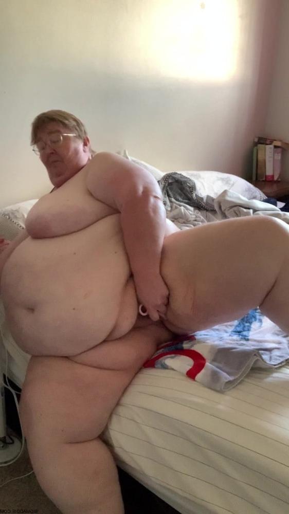 25P Hoodyman SSBBW 347 : Perfect fat pigs .