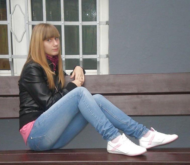 25P Queens in jeans LIV