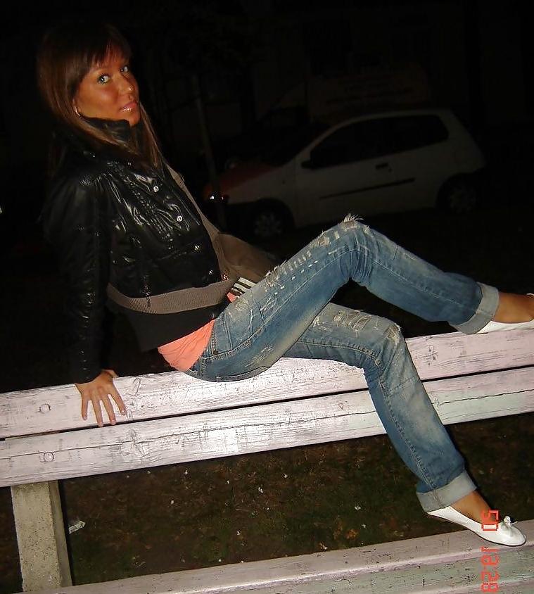 25P Queens in jeans LIV