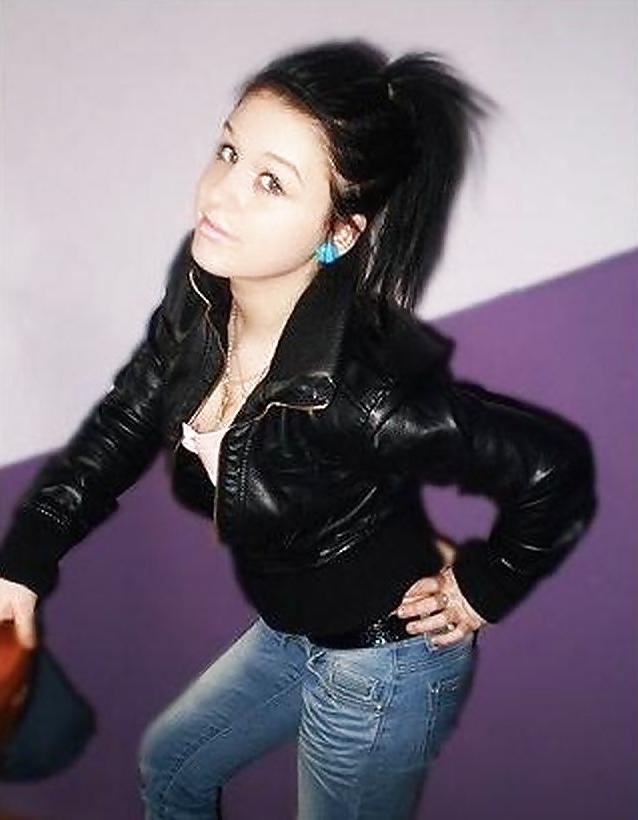 25P Queens in jeans LIV