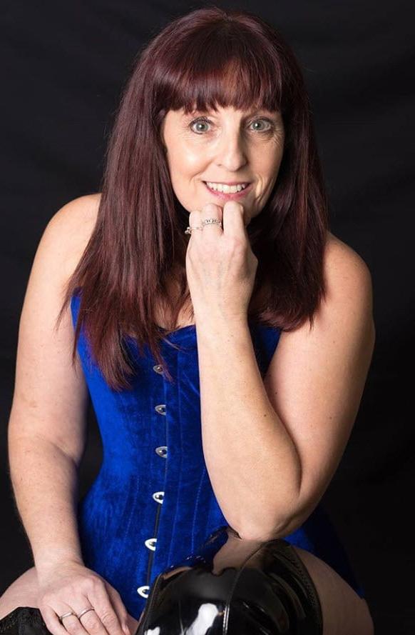 25P Beau Diamonds model slut from Worcestershire