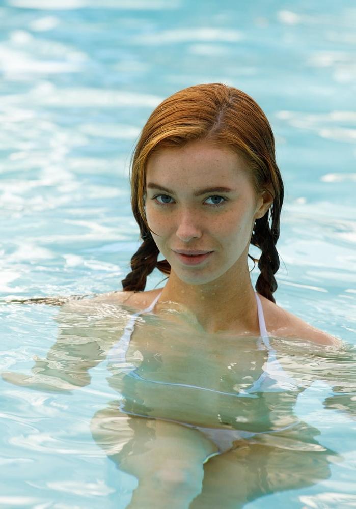 25P Sexy Redhead Zoey's Tiny Bikini