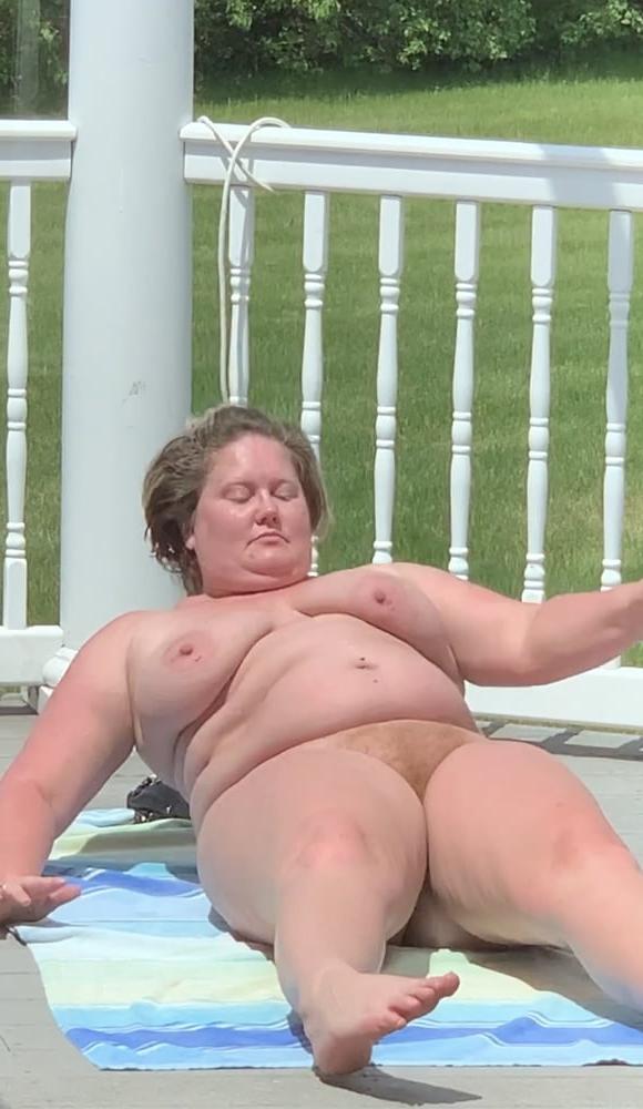 25P Fat mom in sun