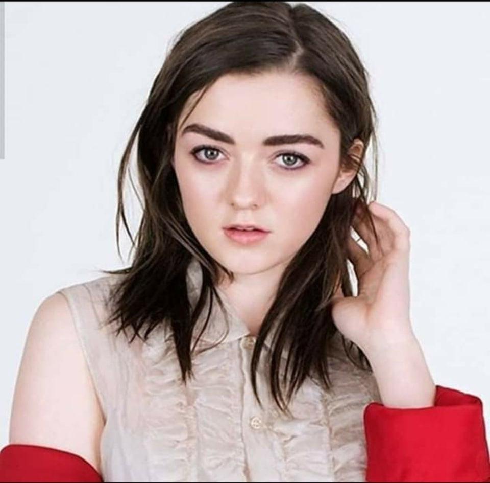 14P Cum to Maisie Williams 05