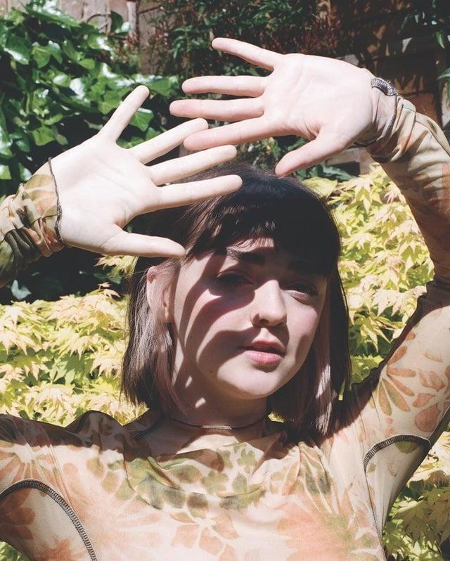 14P Cum to Maisie Williams 05