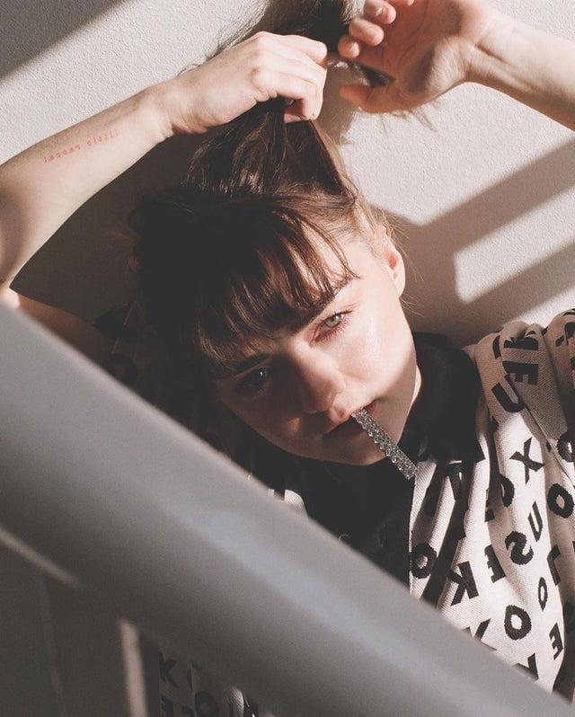 14P Cum to Maisie Williams 05