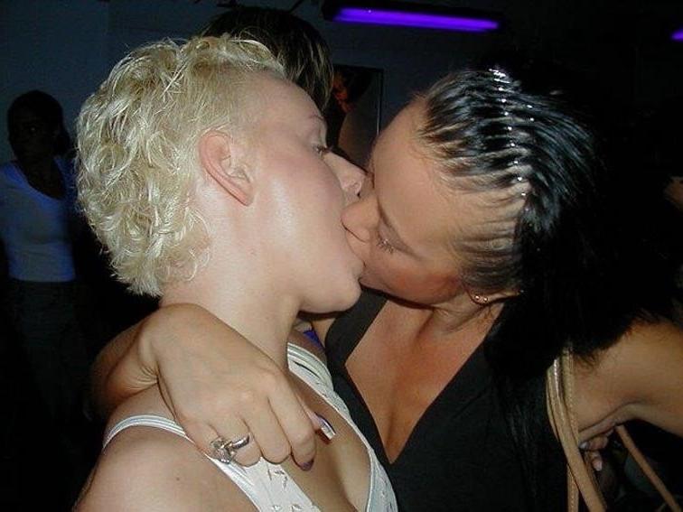 14P GIRL KISSES! 2