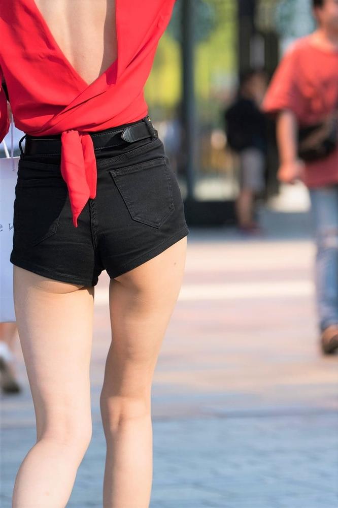 25P Voyeur: Love Chinese bums in shorts...