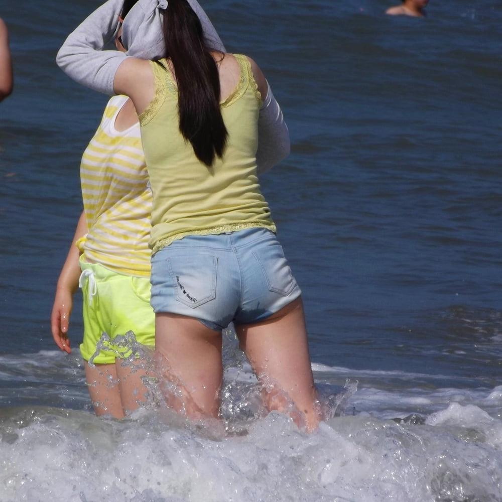 25P Voyeur: Love Chinese bums in shorts...