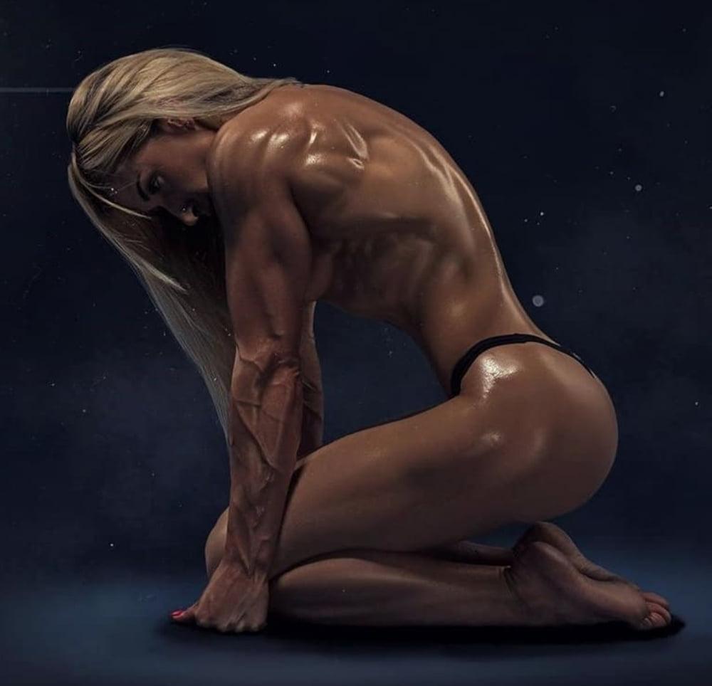 16P LADY MUSCLE