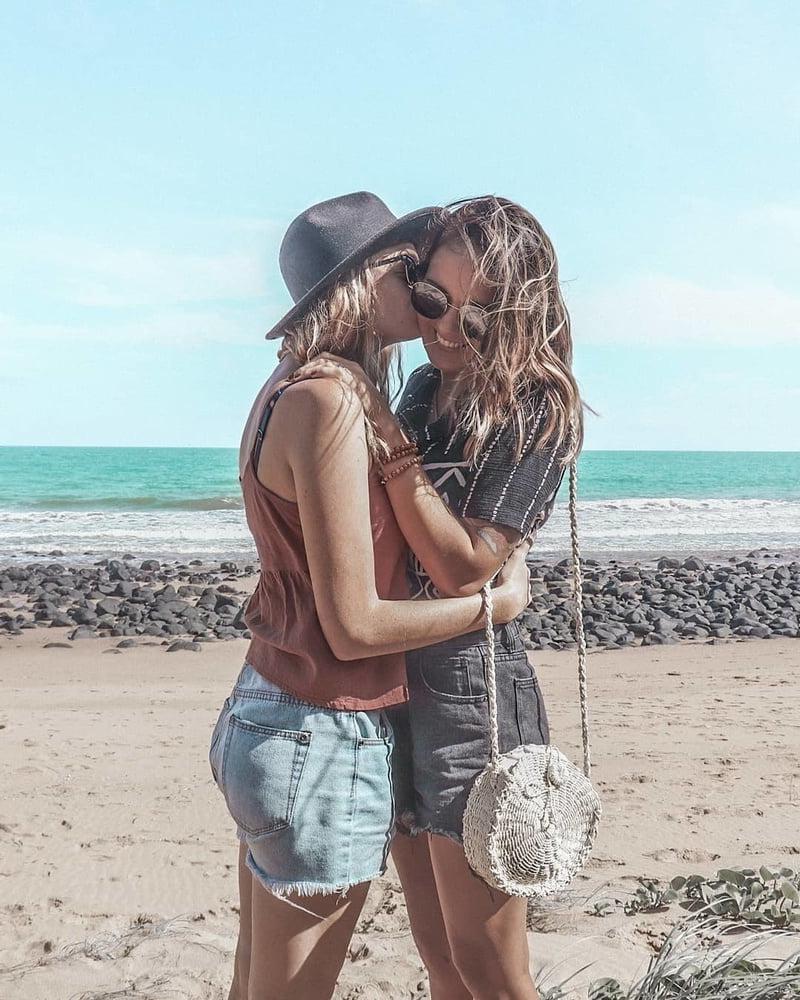 16P GIRL KISSES!