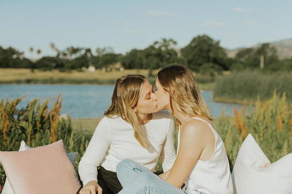 16P GIRL KISSES!