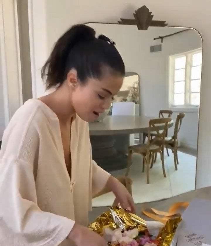 10P SELENA GOMEZ ... BRALESS BIRTHDAY !!!