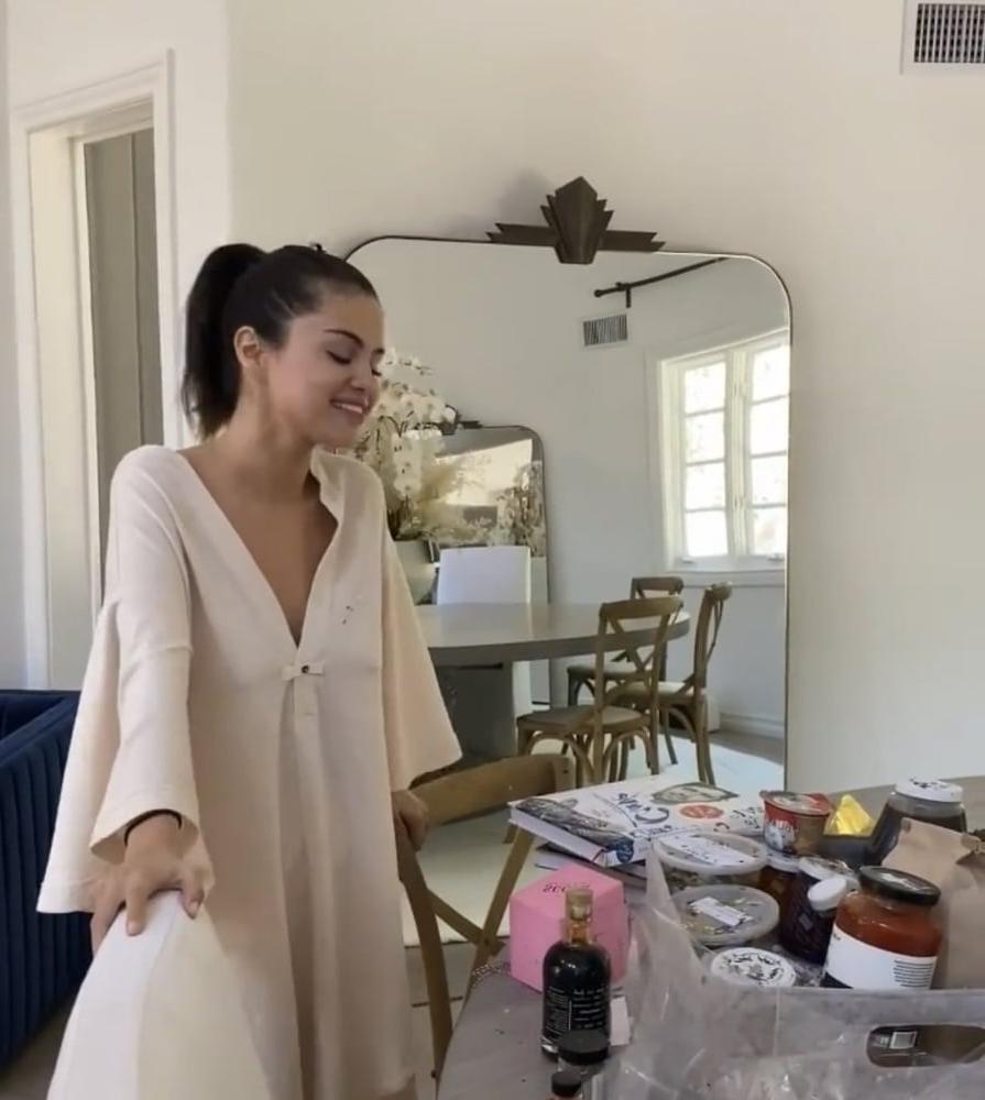 10P SELENA GOMEZ ... BRALESS BIRTHDAY !!!