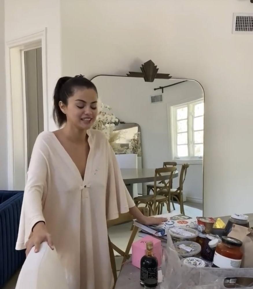 10P SELENA GOMEZ ... BRALESS BIRTHDAY !!!