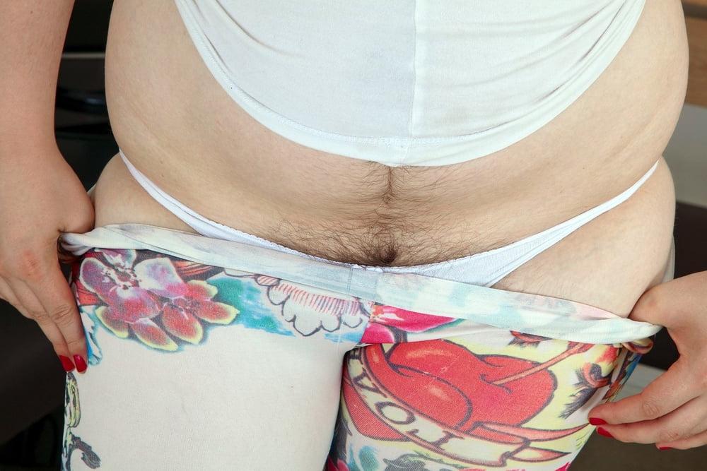 25P Attractive Model Shows Off Her Hairy Body