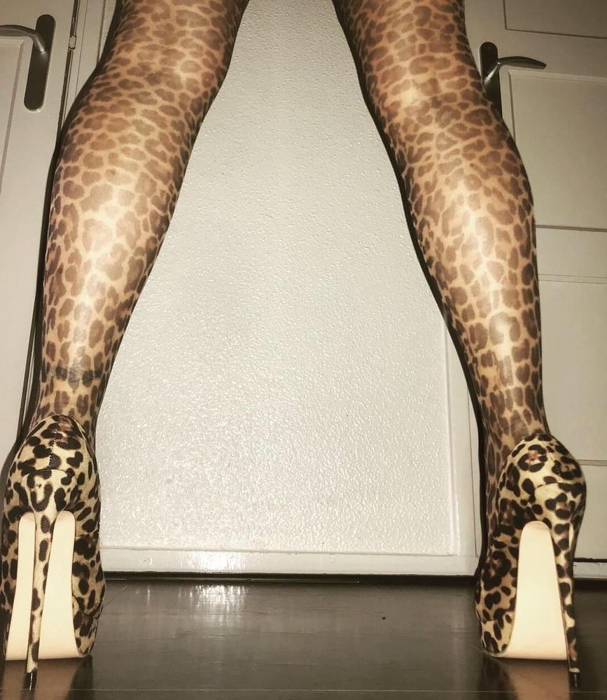 6P Wife love to show off here sexy body
