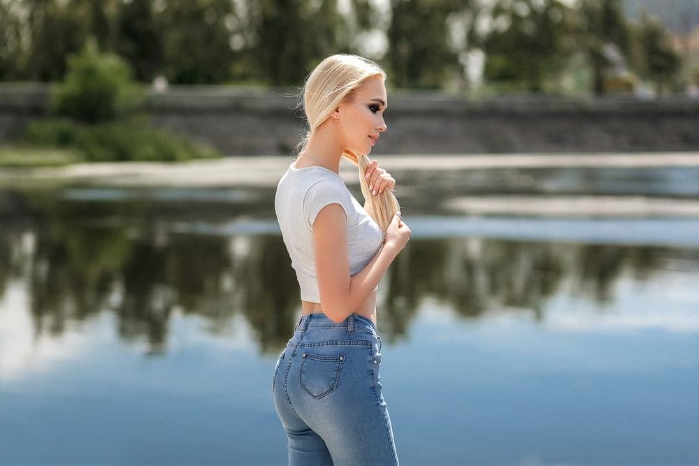 25P Feeding my jeans ass fetish...