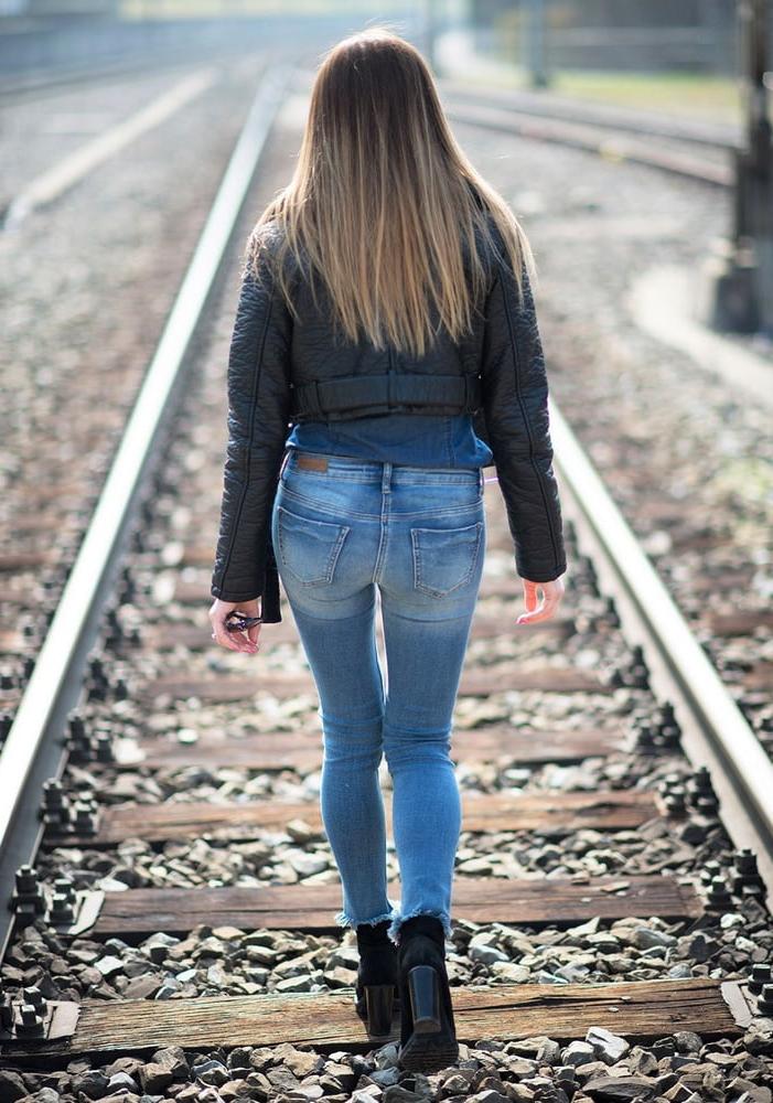 25P Feeding my jeans ass fetish...