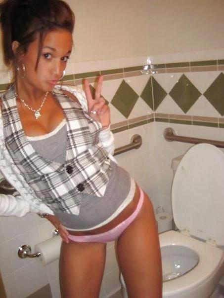 15P Nice (outdoor) toilet and bathroom girls 16