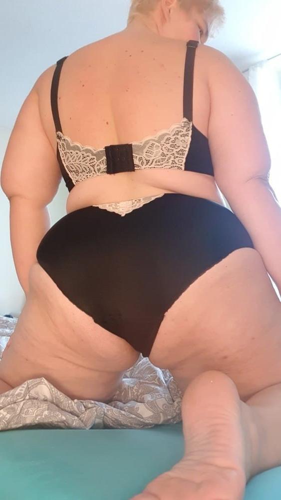 25P Fat german Milf is teasing us with her Body