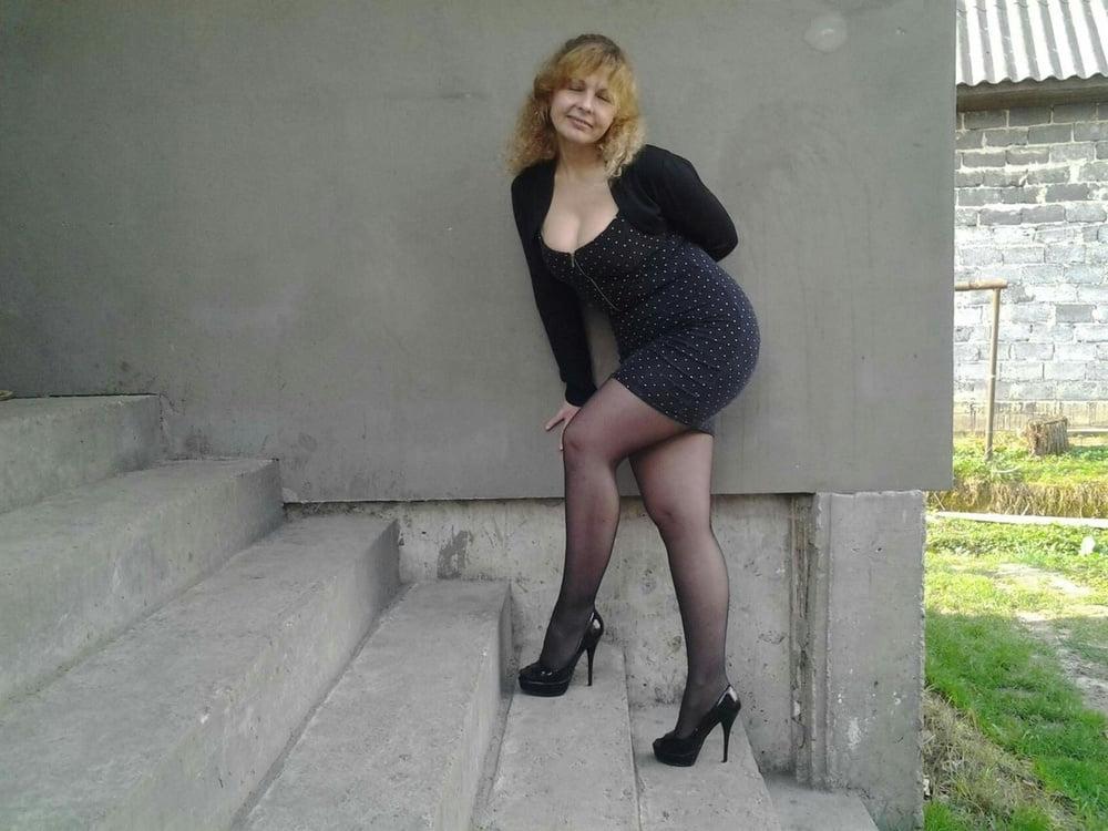 24P Mommy makes me jerk off every time she wears pantyhose