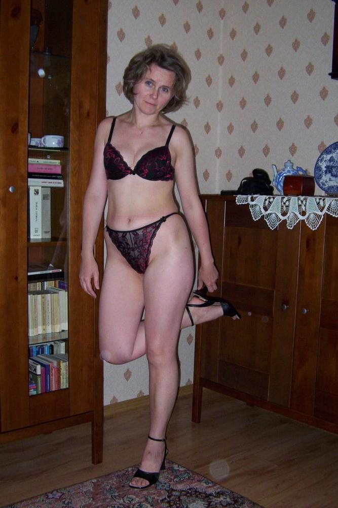 24P Mommy makes me jerk off every time she wears pantyhose