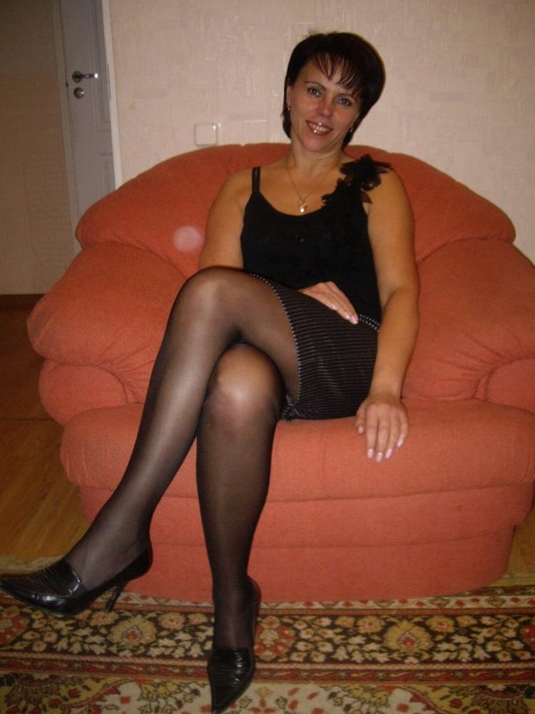 24P Mommy makes me jerk off every time she wears pantyhose