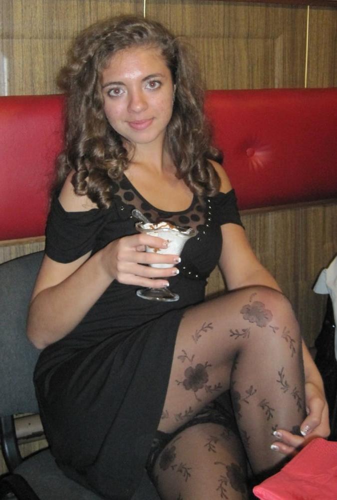 24P Mommy makes me jerk off every time she wears pantyhose