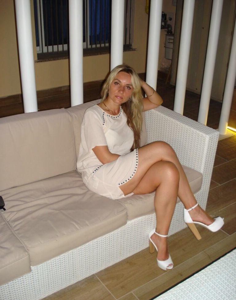 24P Mommy makes me jerk off every time she wears pantyhose