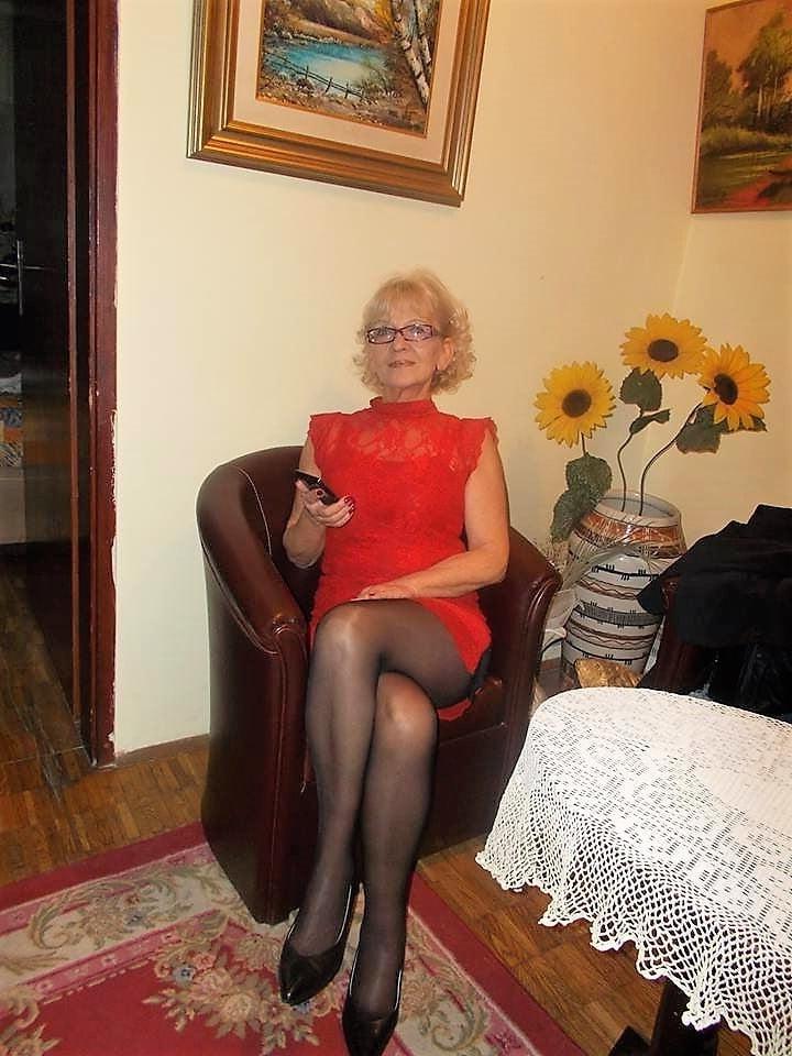 25P Mommy dresses sexy for me so I can jerk off