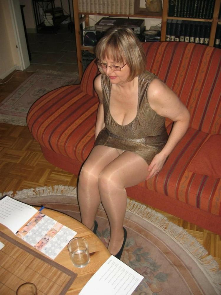 25P Mommy dresses sexy for me so I can jerk off