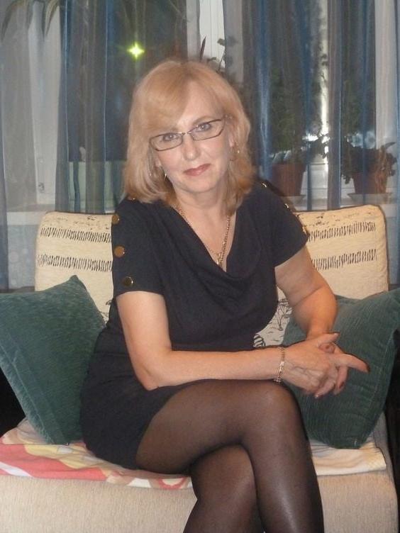 25P Mommy dresses sexy for me so I can jerk off
