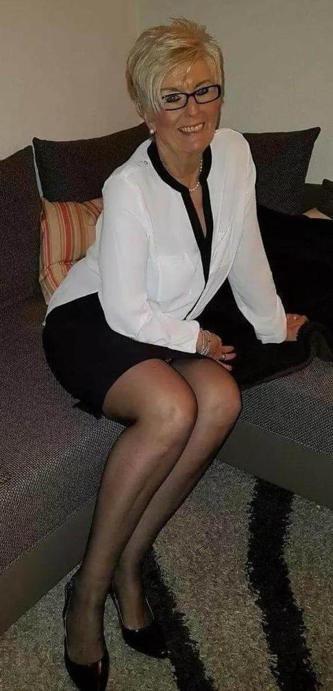 25P Mommy dresses sexy for me so I can jerk off