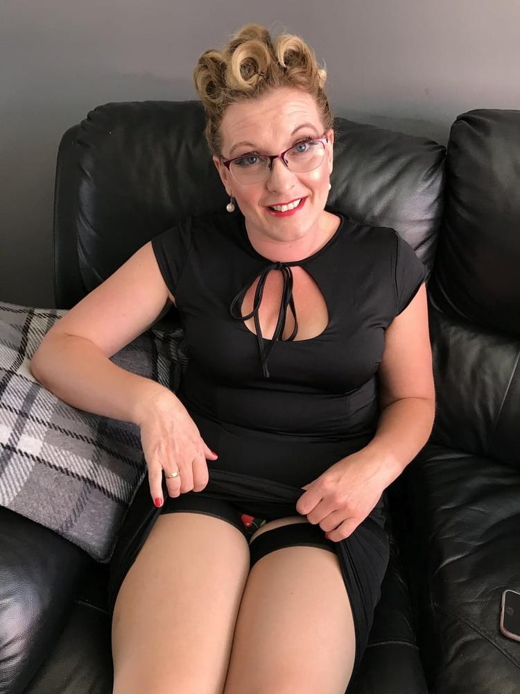 25P Mommy dresses sexy for me so I can jerk off